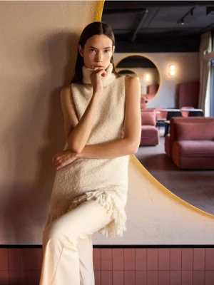 Reserved - Dzianinowa kamizelka z golfem - kremowy