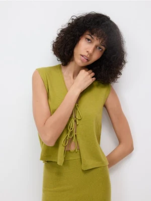 Reserved - Dzianinowa kamizelka z wiązaniami - oliwkowy