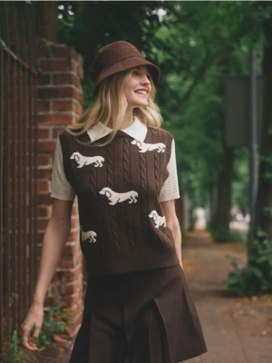 Reserved - Dzianinowa kamizelka z żakardowym wzorem - ciemnobrązowy