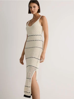 Reserved - Dzianinowa sukienka maxi na ramiączkach - kremowy
