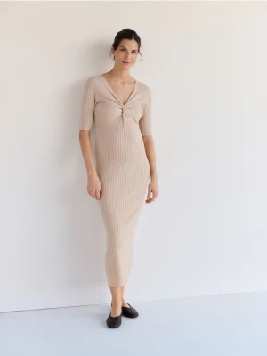 Reserved - Dzianinowa sukienka midi - beżowy