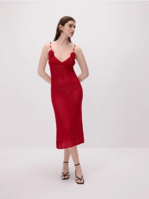 Reserved - Dzianinowa sukienka midi - intenstywna czerwień