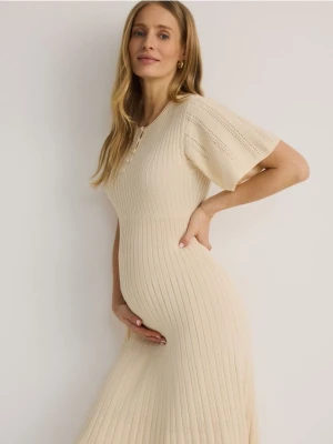Reserved - Dzianinowa sukienka midi z wiskozą - beżowy