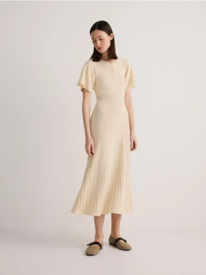 Reserved - Dzianinowa sukienka midi z wiskozą - beżowy