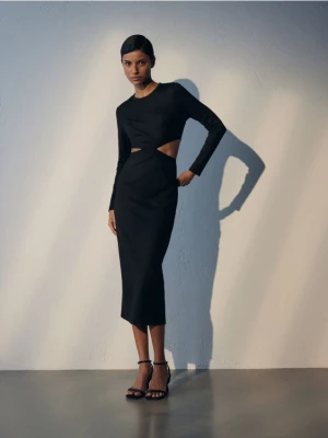 Reserved - Dzianinowa sukienka midi z wycięciami - czarny