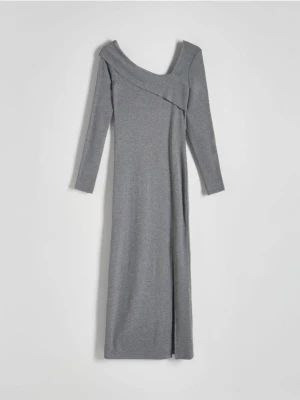 Reserved - Dzianinowa sukienka z asymetrycznym dekoltem - ciemnoszary