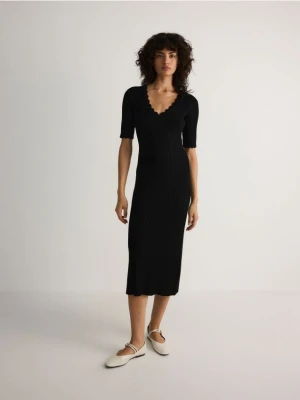 Reserved - Dzianinowa sukienka z dekoracyjnym wykończeniem - czarny