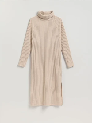 Reserved - Dzianinowa sukienka z golfem - kremowy
