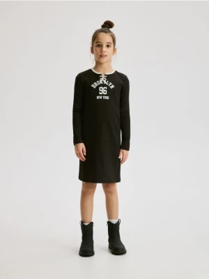 Reserved - Dzianinowa sukienka z nadrukiem - brązowy