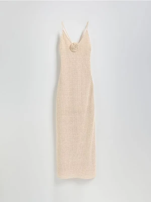 Reserved - Dzianinowa sukienka z różą - beżowy