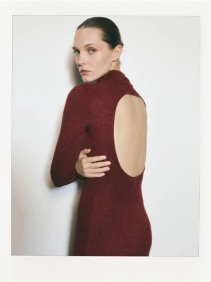 Reserved - Dzianinowa sukienka z wycięciem - burgundowy