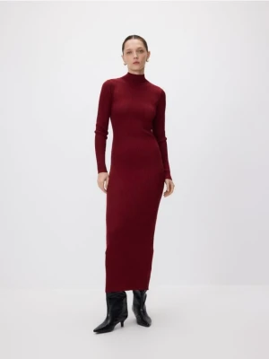 Reserved - Dzianinowa sukienka z wycięciem - burgundowy