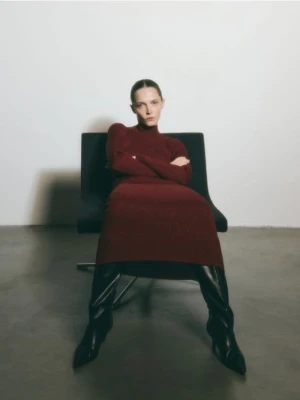 Reserved - Dzianinowa sukienka z wycięciem - burgundowy