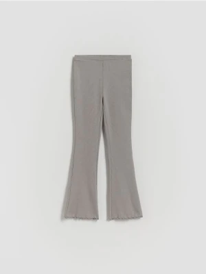 Reserved - Dzianinowe legginsy w prążek - jasnoszary