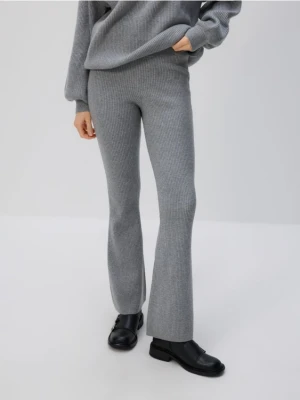 Reserved - Dzianinowe spodnie flare - jasnoszary