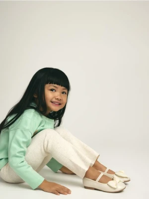 Reserved - Dzianinowe spodnie flare - kremowy