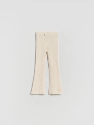 Reserved - Dzianinowe spodnie flare - kremowy