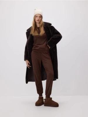 Reserved - Dzianinowe spodnie jogger - brązowy