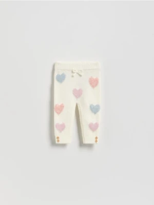 Reserved - Dzianinowe spodnie w serca - złamana biel