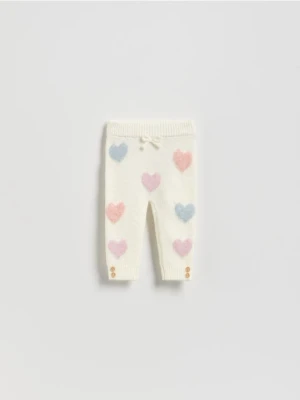 Reserved - Dzianinowe spodnie w serca - złamana biel