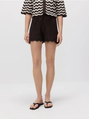 Reserved - Dzianinowe szorty z wiązaniem - brązowy