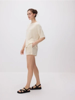 Reserved - Dzianinowe szorty z wiskozą - kremowy