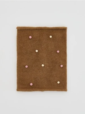 Reserved - Dzianinowy komin z aplikacją - beżowy