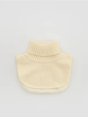 Reserved - Dzianinowy komin z golfem - kremowy