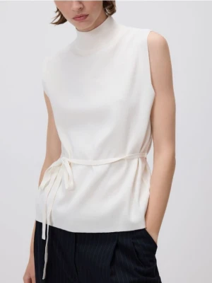 Reserved - Dzianinowy top z wiązaniem - kremowy