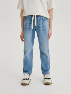 Reserved - Elastyczne jeansy carrot - niebieski