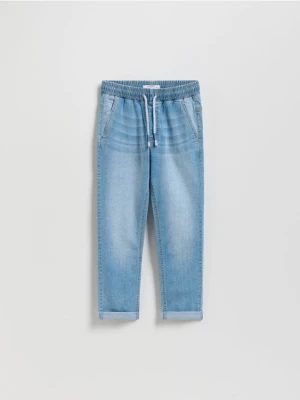 Reserved - Elastyczne jeansy carrot - niebieski