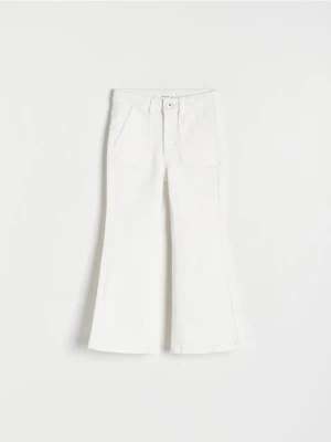 Reserved - Elastyczne jeansy flare - złamana biel