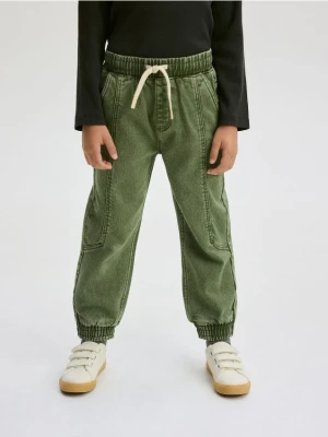 Reserved - Elastyczne jeansy jogger - zielony