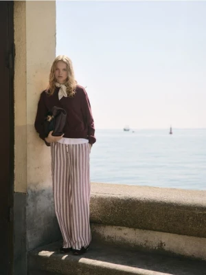 Reserved - Gładka bluza z bawełną - bordowy