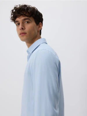 Reserved - Gładka koszula regular fit - jasnoniebieski