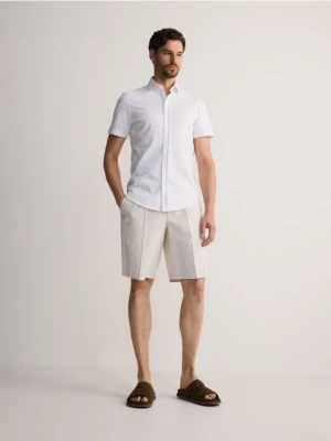 Reserved - Gładka koszula slim fit - biały