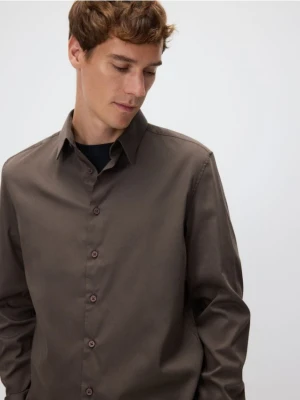 Reserved - Gładka koszula slim fit - brązowy