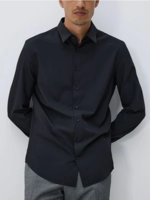 Reserved - Gładka koszula slim fit - czarny