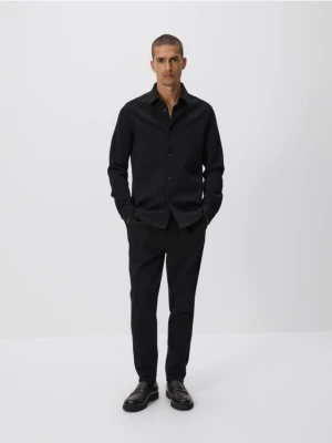 Reserved - Gładka koszula slim fit - czarny
