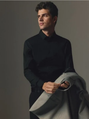 Reserved - Gładka koszula slim fit - czarny