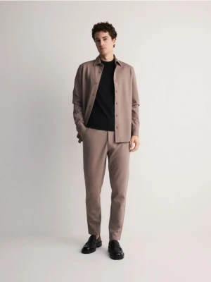 Reserved - Gładka koszula slim fit z wiskozą - beżowy