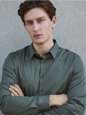Reserved - Gładka koszula slim fit - zielony