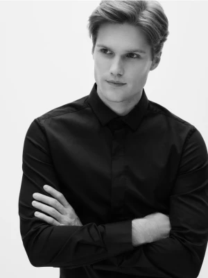 Reserved - Gładka koszula super slim fit - czarny
