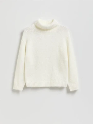 Reserved - Gładki sweter z golfem - złamana biel