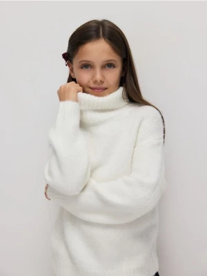 Reserved - Gładki sweter z golfem - złamana biel