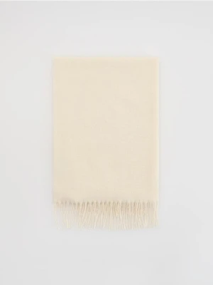 Reserved - Gładki szal z frędzlami - złamana biel