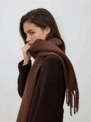 Reserved - Gładki szalik z frędzlami - brązowy