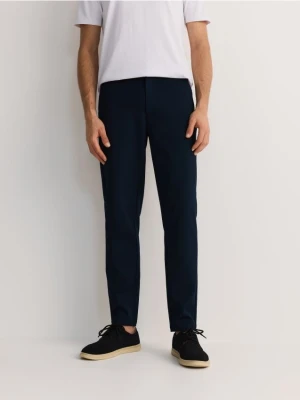 Reserved - Gładkie spodnie chino slim - granatowy