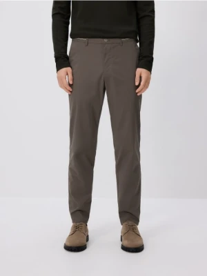 Reserved - Gładkie spodnie chino slim - khaki