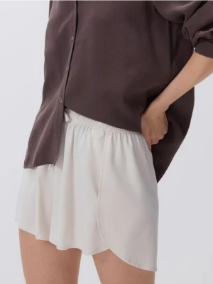 Reserved - Gładkie szorty z modalem - beżowy
